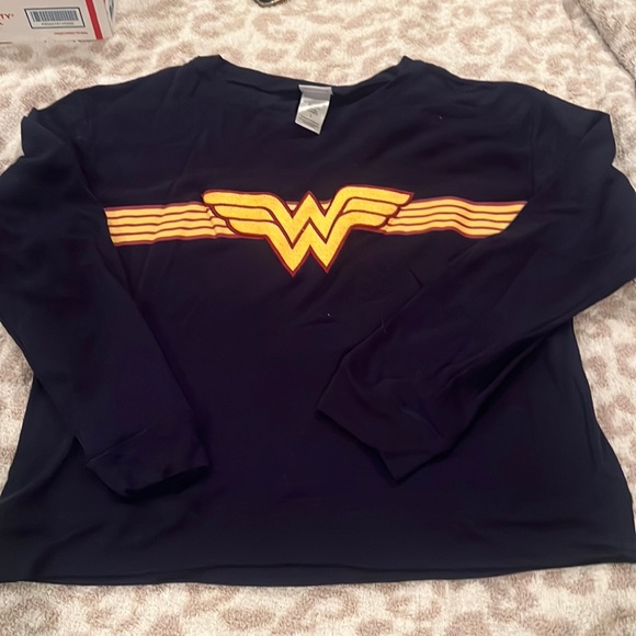 Wonder Woman Sweatshirt. Size Large. EUC! - Picture 1 of 4